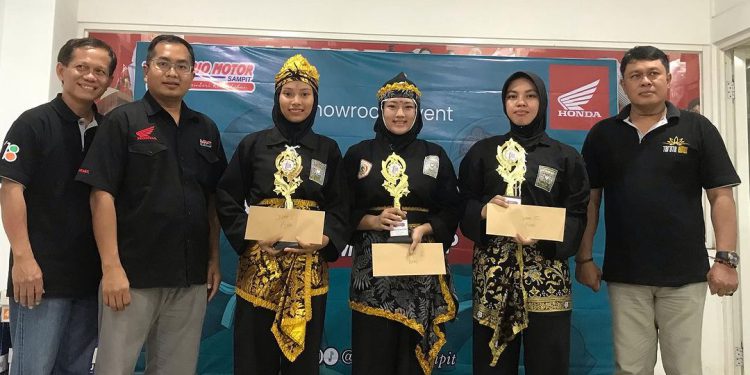 Trio Motor yang berada di daerah Sampit menggelar Lomba Pencak Silat yang berlangsung tepat di Showroom dealer Honda Trio Motor Sampit. (foto : istimewa)