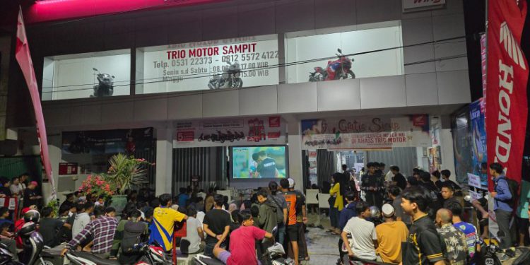 Trio Motor Sampit menyediakan layar tancap yang digunakan sebagai media untuk nonton bareng untuk mendukung Timnas Indonesia U23. (foto : istimewa)
