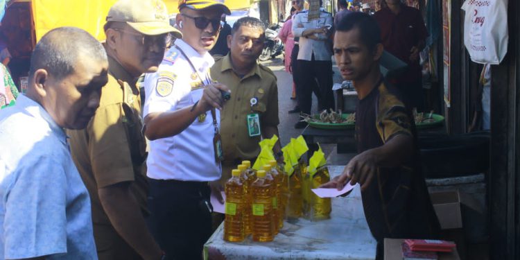 Dishub Banjarmasin bersama instansi terkait saat sosialisasi normalisasi Jalan Pasar Lama Laut. (foto : shn/seputaran)