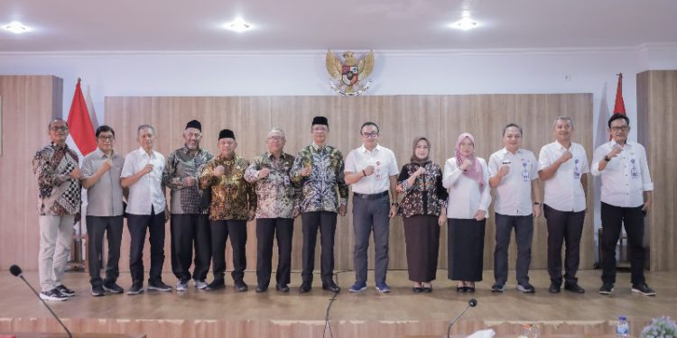 Komisi II DPRD Kalsel foto bersama usai pertemuan dengan Disperindag Jatim. (foto : istimewa)