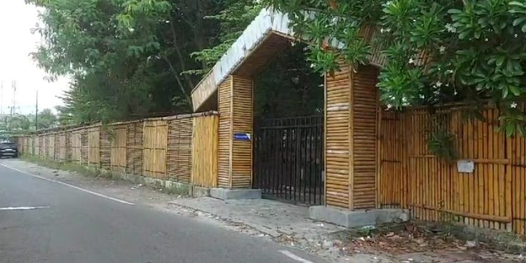 Pintu masuk Kampung Ketupat dalam keadaan terkunci. (foto : shn/seputaran)