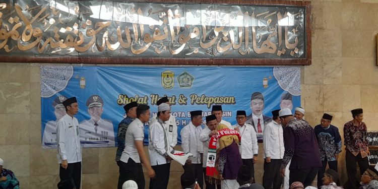 Wakil Walikota Banjarmasin H Arifin Noor saat mengalungkan syal rombongan kepada JCH Banjarmasin, sebagaj tanda pelepasan untuk ibadah haji. (foto : shn/seputaran)