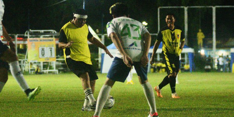 Gubernur Kalsel H Sahbirin Noor atau Paman Birin saat laga eksebisi pada pembukaan Paman Birin Trophy VII. (foto : istimewa)