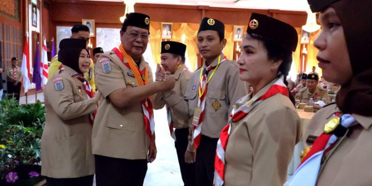 Gubernur Kalsel H Sahbirin Noor atau Paman Birin bersama istri Hj Raudatul Jannah disapa Acil Odah hadir pada Rapat Koordinasi Kwarda-kwarcab, KMD-KML dan Seminar Kepramukaan Tahun 2024 di Gedung Mahligai Pancasila. (foto : adpim Kalsel)