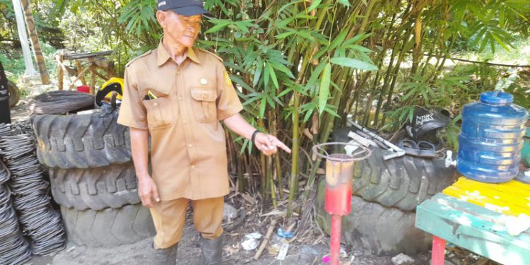 Petugas DLH saat menunjukkan jaringan penyaluran gas metan TPA Basirih. (foto : shn/seputaran)