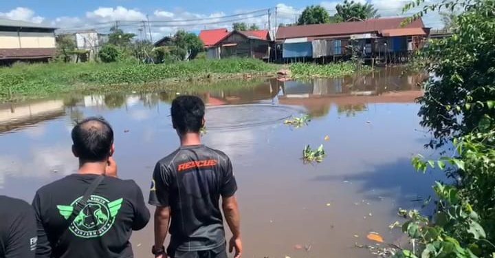 Animal Rescue Banjarmasin saat melakukan upaya penangkapan atau evakuasi buaya di Sungai Pelambuan. (foto : shn/seputaran)