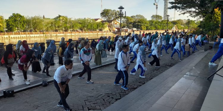 Walikota Banjarmasin H Ibnu Sina bersama istri saat ikut senam Asma pada peringatan hari asma di Banjarmasin. (foto : shn/seputaran)