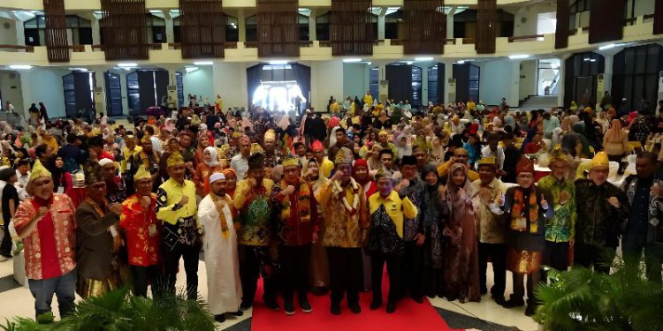 Gubernur Kalsel H Sahbirin Noor atau Paman Birin saat foto bersama warga KBB Jatim. (foto : adpim Kalsel)