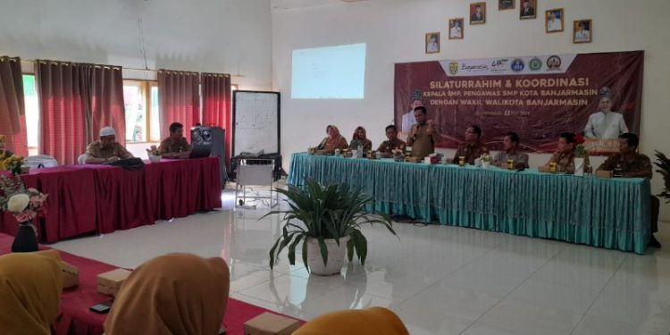 Wakil Walikota Banjarmasin H Arifin Noor saat sambutan Silaturahmi dan Koordinasi Kepala Sekolah dan Pengawas SMP se Banjarmasin, di Aula SMPN 7 Banjarmasin. (foto : shn/seputaran)