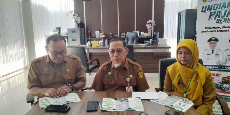 Kepala BPKAD Banjarmasin Eddy Wibowo saat diwawancarai terkait undian pajak berhadiah. (foto : shn/seputaran)