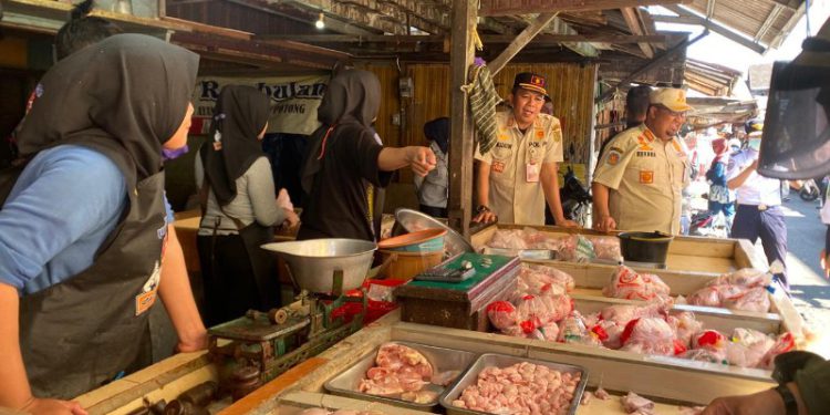 Petugas Satpol PP Banjarmasin saat pemberian SP 1 sekaligus sosialisasi ke para pedagang Jalan Pasar Lama Laut. (foto : shn/seputaran)