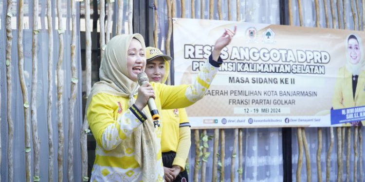 Anggota DPRD Kalsel Hj Dewi Damayanti Said usai melaksanakan senam pada kegiatan reses DPRD Kalsel. (foto : istimewa)