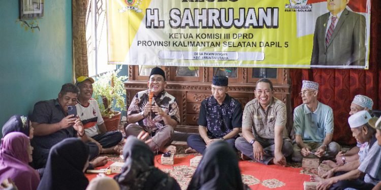 Ketua Komisi III DPRD Kalsel H Sahrujani saat reses dan kembali serap aspirasi masyarakat HSU. (foto : istimewa)