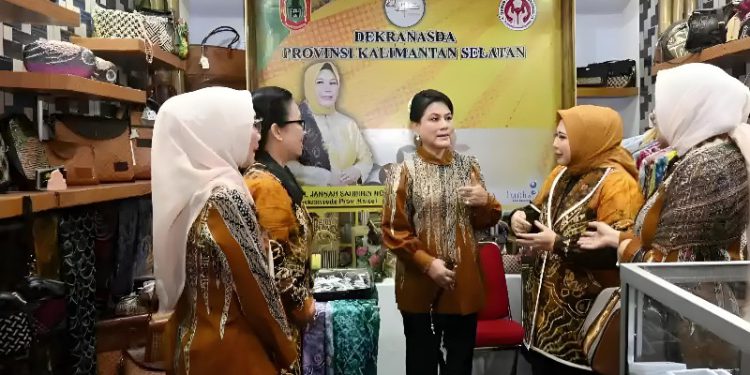 Ibu Negara Iriana Jokowi bersama Hj Raudatul Jannah atau Acil Odah saat mendatangi stand Dekranasda Kalsel. (foto : Adpim Kalsel)