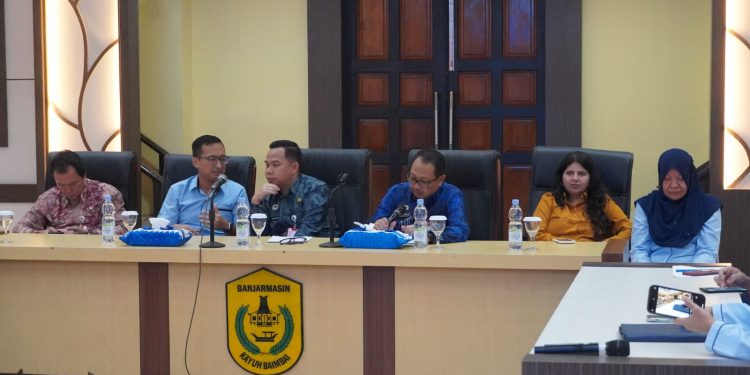 Perumda PALD dan IWK berbagi ilmu dan pengalaman penanganan limbah saat pertemuan di Aula Balaikota Banjarmasin. (foto : shn/seputaran)