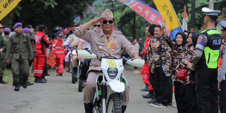 Gubernur Kalsel H Sahbirin Noor atau Paman Birin saat meriahkan pelepasan Kibar Merah Putih dalam rangka HUT Proklamasi Gubernur Tentara Divisi IV ALRI Pertahanan Kalimantan 2024, di Monumen Proklamasi 17 Mei 1949, HSS. (foto : adpim Kalsel)