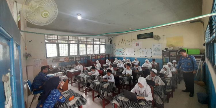 Siswa SDN Kelayan Timur 3 saat mengikuti USBK online. (foto : shn/seputaran)