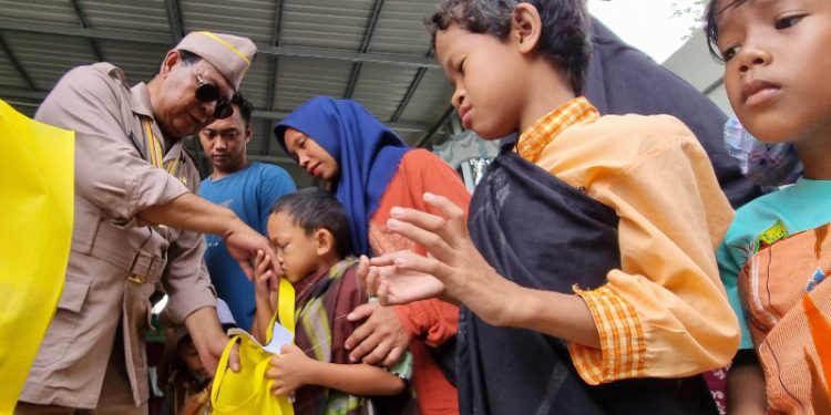 Gubernur Kalsel H Sahbirin Noor atau Paman Birin saat membagikan santunan kepada peserta khitan. (foto : Adpim Kalsel)