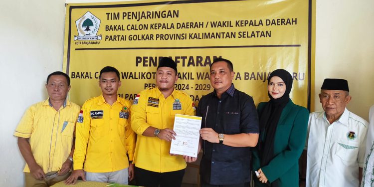 Aditya Mufti Ariffin atau Ovi saat mengembalikan berkas pendaftaran Bacalon Walikota Banjarbaru di Golkar Banjarbaru. (foto : istimewa)