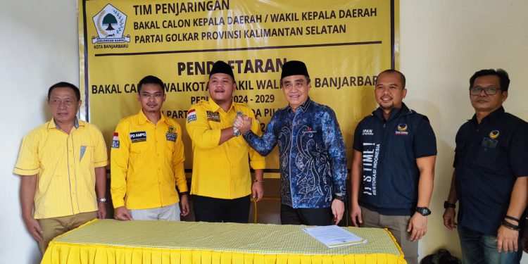 Darmawan Jaya mengembalikan berkas pendaftaran Bacalon Walikota di Partai Golkar Banjarbaru. (foto : istimewa)