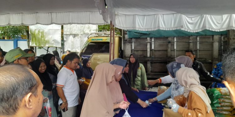 Pelaksanaan Pasar Murah di salah satu kelurahan yang digelar Disperdagin Banjarmasin. (foto : shn/seputaran)