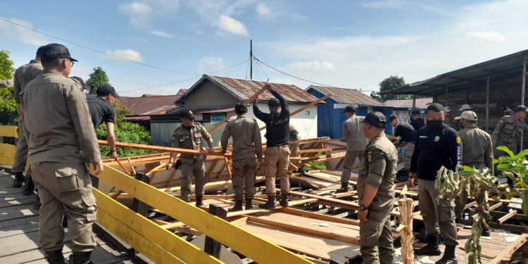 Rumah baru yang berada di bantaran Sungai Andai saat dibongkar Satpol PP Banjarmasin. (foto : shn/seputaran)