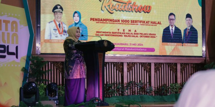 Plt Kepala Biro Perekonomian Setdaprov Kalsel Hj Raudatul Jannah atau Acil Odah saat sambutan pada pendampingan 1000 Sertifikat produk halal. (foto : Adpim Kalsel)