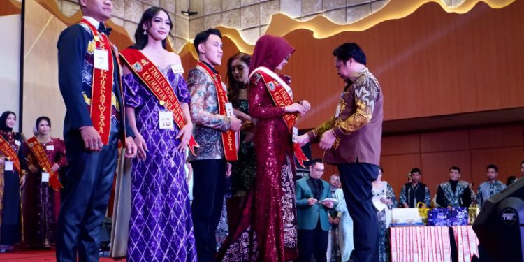 Sekdaprov Kalsel Roy Rizali Anwar mewakili Gubernur Kalsel H Sahbirin Noor atau Paman Birin saat membagikan hadiah untuk pemenang putra Putri Pariwisata Kalsel 2024. (foto : adpim Kalsel)