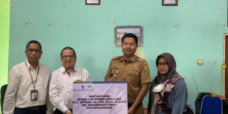 Penyerahan bantuan dilakukan Direktur UPZ Bank Kalsel, H. Muhammad Fajri Muhtadi kepada Dewi Nurdiani Rahmi, perwakilan korban kebakaran. (foto : istimewa)