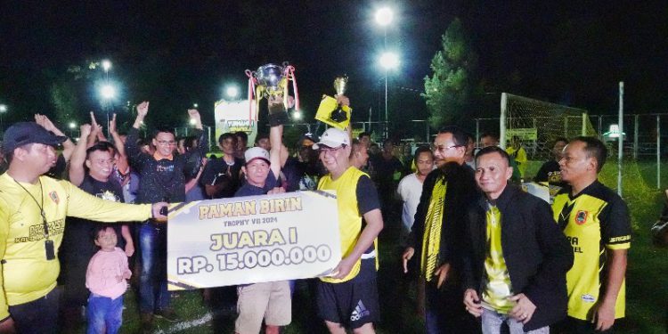 Gubernur Kalsel H Sahbirin Noor atau Paman Birin saat menyerahkan hadiah untuk tim pemenang turnamen sepakbola. (foto : Adpim Kalsel)