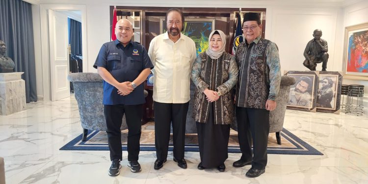 Ketua DPD Partai Golkar Kalsel H Sahbirin Noor atau Paman Birin ikut mendampingi sang istri (Acil Odah) dan H Zanie bersama Ketum DPP Nasdem Surya Paloh. (foto : istimewa)