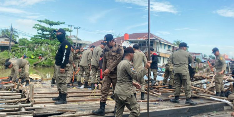 Lima bangunan yang diratakan Satpol PP Banjarmasin pada penertiban bangunan di bantaran sungai Jalan AKT. (foto : shn/seputaran)