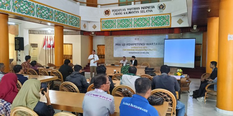 Pembekalan sebelum ujian atau Pra UKW bagi puluhan jurnalis calon peserta se Kalimantan Selatan (Kalsel), di Gedung PWI Kalsel. (foto : sto/seputaran)