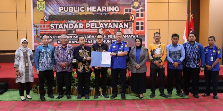 Foto bersama sambil menunjukkan dokumen penandatanganan public Hearing. (foto : sna/seputaran)