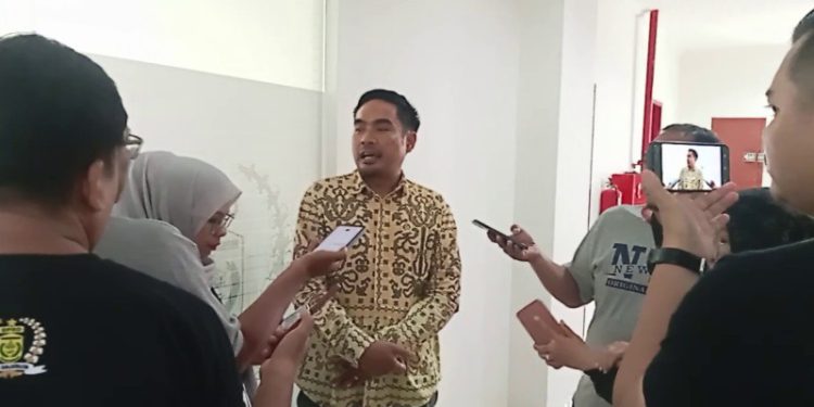 Ketua DPRD Banjarmasin Harry Wijaya saat diwawancarai wartawan. (foto : sna/seputaran)