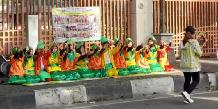 Pelajar Sekolah Dasar (SD) Alalak Tengah menunjukan penampilan Tari Rudat atau Rudatik di Car free Day, Jalan Jenderal Sudirman. (foto : shn/seputaran)