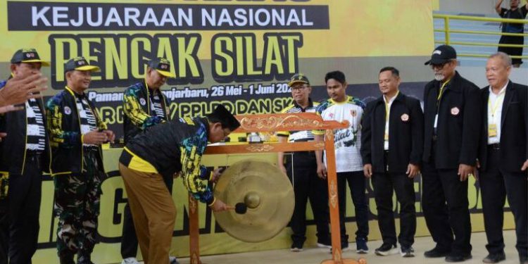 Gubernur Kalsel H Sahbirin Noor atau Paman Birin saat pukul gong tanda dimulainya Kejurnas Pencak Silat di GOR Paman Birin. (foto : Adpim Kalsel)