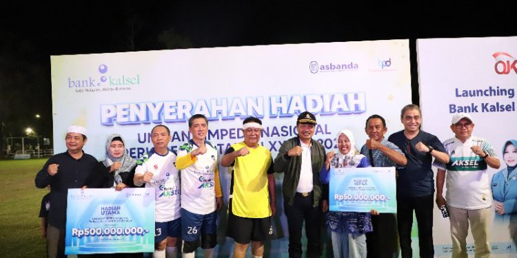 Penyerahan hadiah yang dihadiri Gubernur Kalsel H Sahbirin Noor. (foto : istimewa)