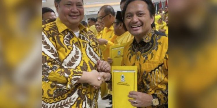 Hasnuryadi Sulaiman atau Bang Hasnur saat foto bersama dengan Ketum DPP Partai Golkar Airlangga Hartarto. (foto : istimewa)