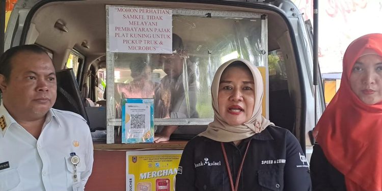 Kepala Bank Kalsel Banjarbaru, Khairunnisa menyerahkan Printer QRIS ke UPPD Samsat Banjarbaru (foto:istimewa)