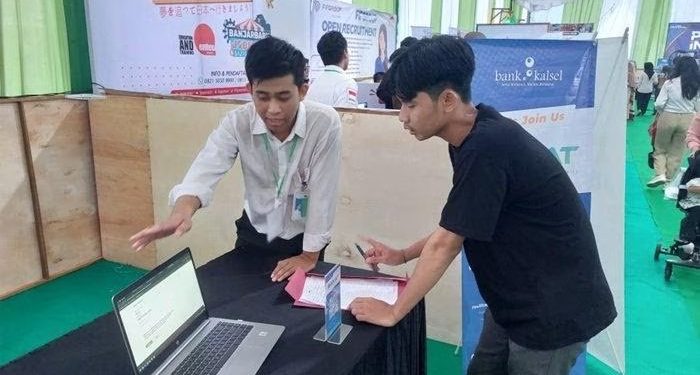 Pengunjung Job Fair mendapat informasi dari petugas Bank Kalsel terkait magang Bakat.  (foto : istimewa)