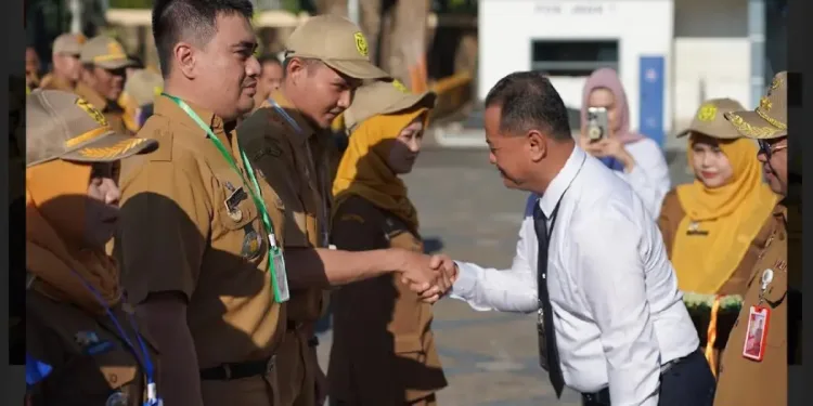 Perwakilan Bank Kalsel Suriadi saat memberi selamat dan bersalaman kepada ASN yang menerima ID Card baru. (foto : istimewa)