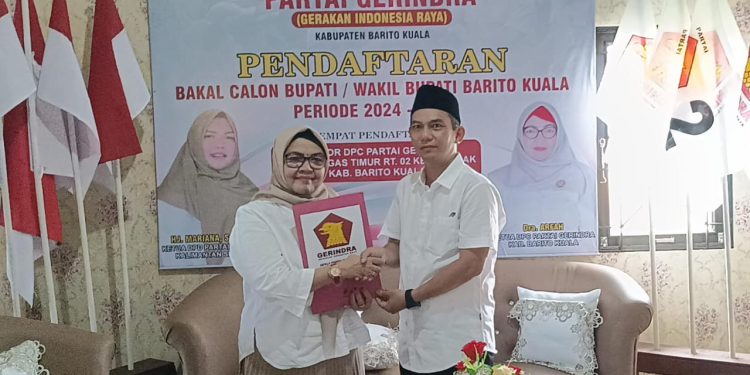 Hasan menyerahkan berkas lamaran pencalonan sebagai calon bupati dan wakil Bupati Batola. (FOTO:IST)