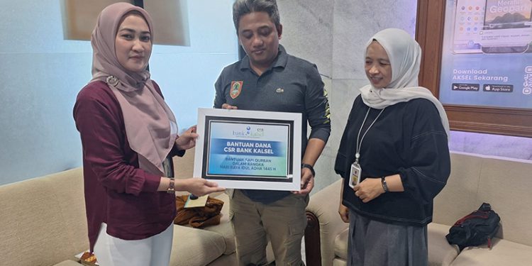 Penyerahan bantuan secara simbolis diserahkan perwakilan Bank Kalsel kepada perwakilan Sekretariat DPRD Kalsel. (foto : Bank Kalsel)