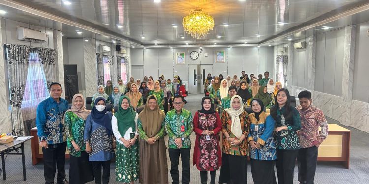 Foto bersama di sela Sosialisasi Pembinaan Perpustakaan di Aula Benteng Tundakan kantor Bupati Balangan. (foto : istimewa)