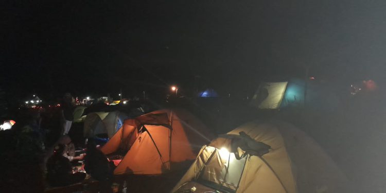 Suasana camping di Pamaton Hill malam hari.