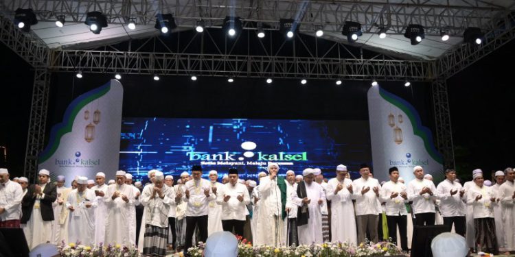 Para tokoh alim ulama saat menghadiri acara Bank Kalsel Bershalawat. (foto : istimewa)