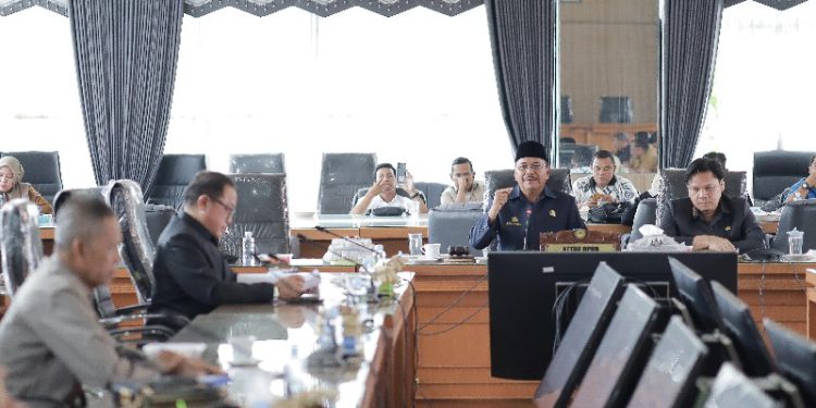 Rapat pembahasan Raperda tentang pertanggungjawaban pelaksanaan APBD 2023 yang dipimpin Ketua Banggar yang juga Ketua DPRD Kalsel H Supian HK. (foto : istimewa)