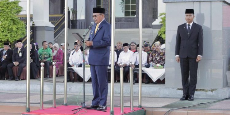 Ketua DPRD Kalsel DR (HC) H. Supian HK saat membacakan teks pembukaan UUD 1945 pada Upacara Peringatan Hari Lahir Pancasila. (foto : istimewa)