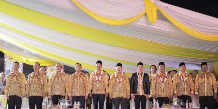 Wakil Ketua Komisi II DPRD Kalsel Muhammad Yani Helmi saat hadir dan foto bersama pada peringatan Harjad Kabupaten Kotabaru. (foto : istimewa)